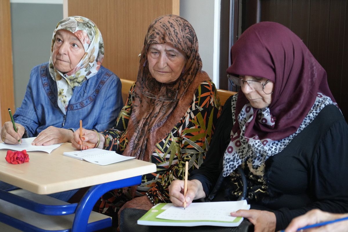 Gaziantep'teki Ninelerin Okuma Yazma Azmi Duygulandırıyor
