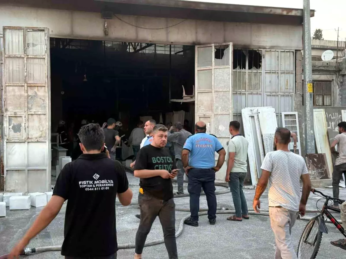 Nizip'te Mobilya Dükkanında Yangın