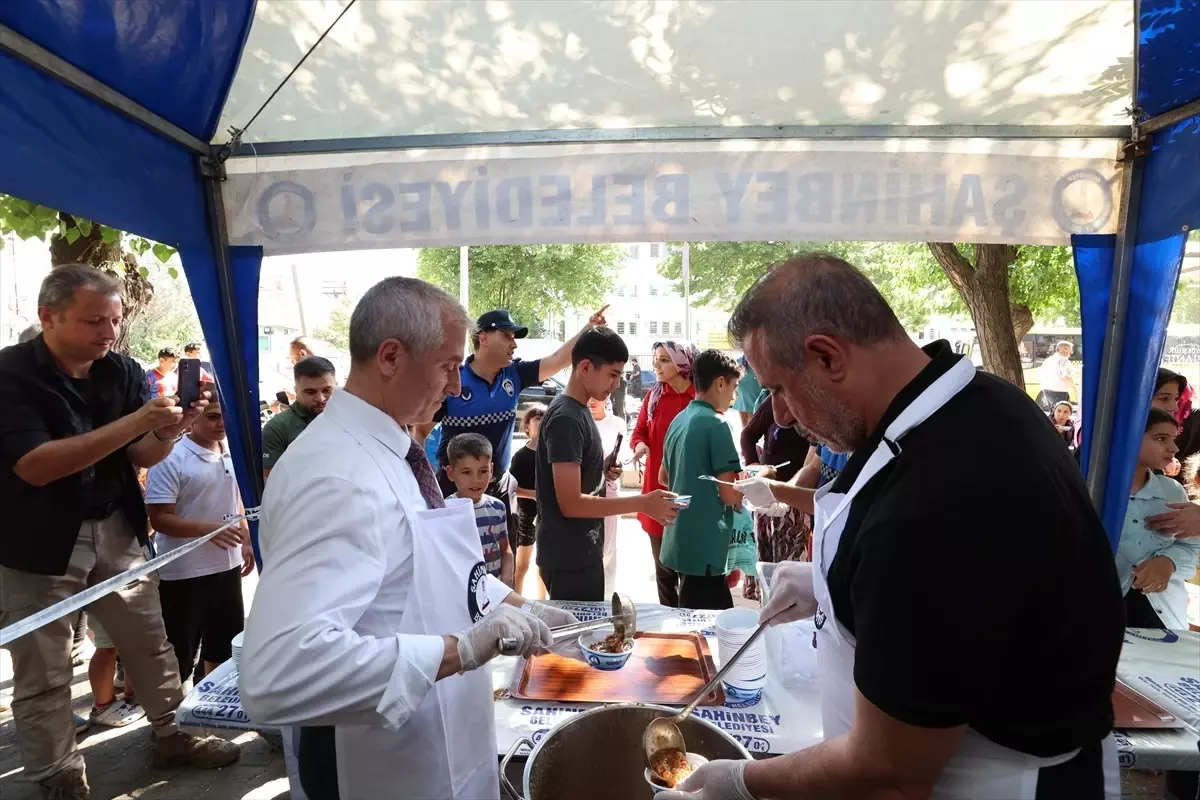 Şahinbey Belediyesi'nden 240 Bin Kişiye Aşure Dağıtımı