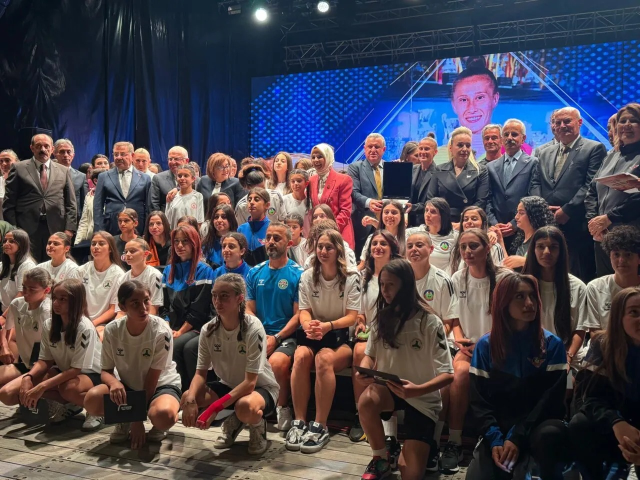 2. Kristal Ayaklar Kadın Futbol Ödül Gecesi Renkli Anlara Sahne Oldu