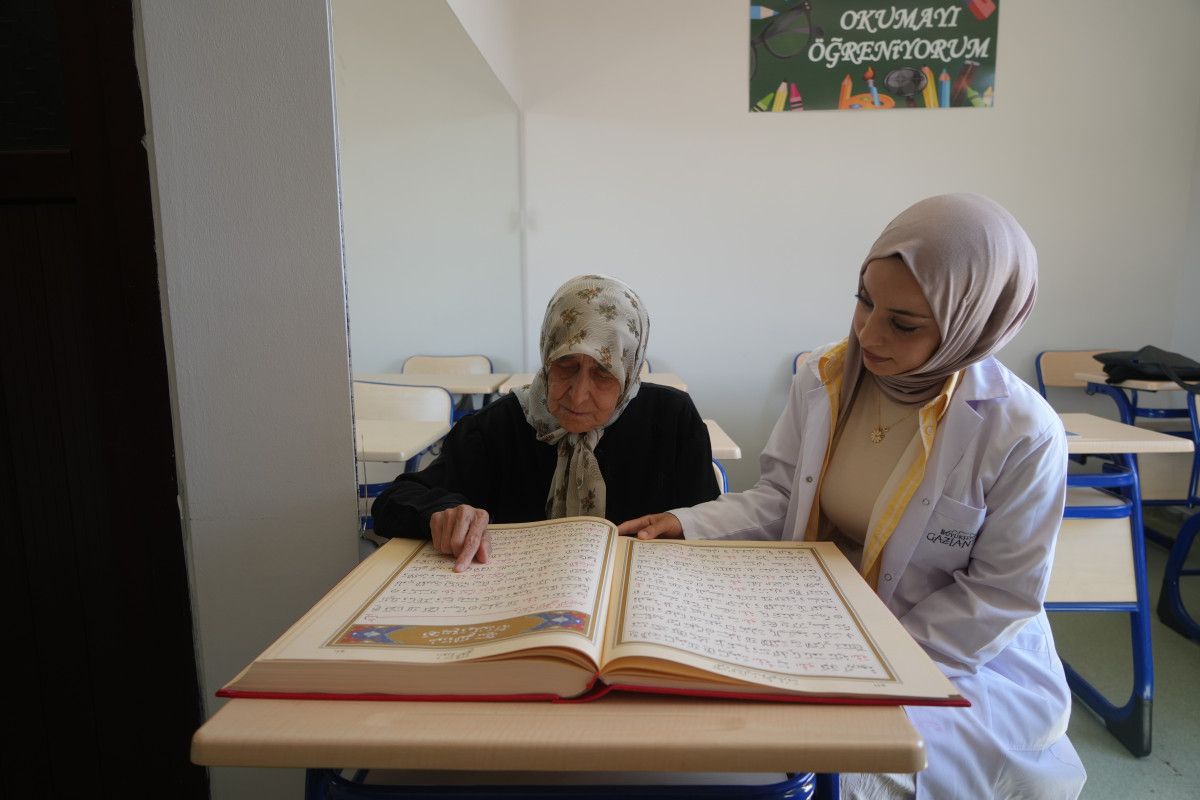 87 Yaşında Gaziantep'te Kur'an-ı Kerim Okumayı Başaran Fadile Tılfarlıgil'in İlham Veren Hikayesi