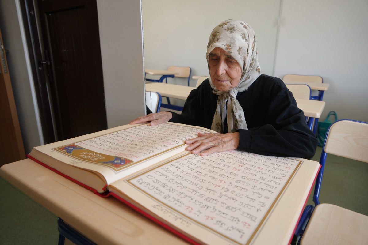 87 Yaşında Gaziantep'te Kur'an-ı Kerim Okumayı Başaran Fadile Tılfarlıgil'in İlham Veren Hikayesi