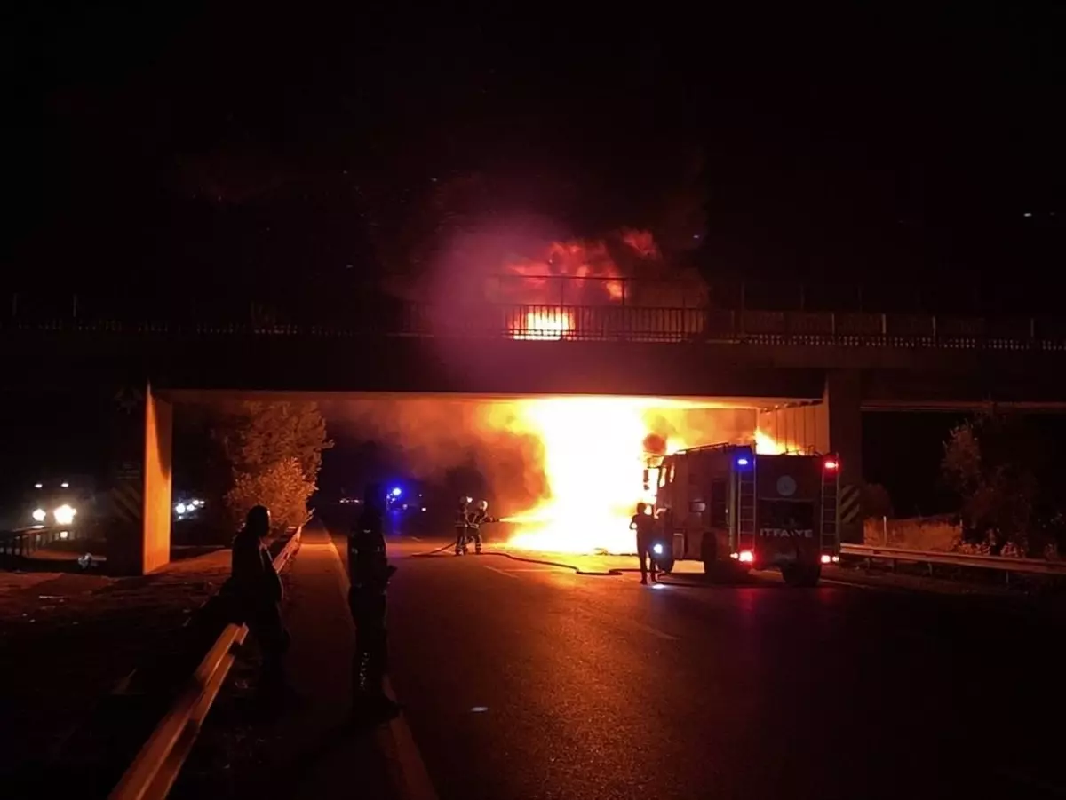 Adana'da Seyir Halindeki Lastik Yüklü Tırda Çıkan Yangın Hızla Söndürüldü