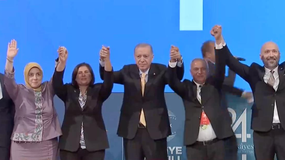 AK Parti 24. Yıl Kutlamasında 9 Belediye Başkanına Rozet Takıldı