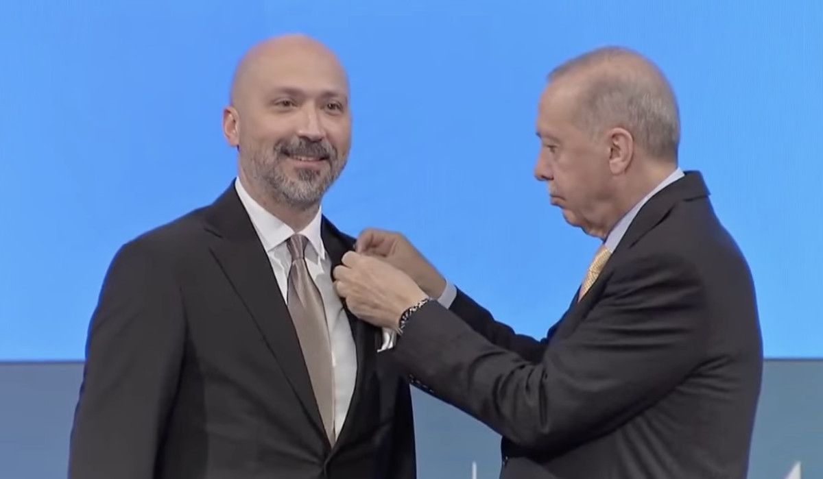 AK Parti 24. Yıl Kutlamasında 9 Belediye Başkanına Rozet Takıldı