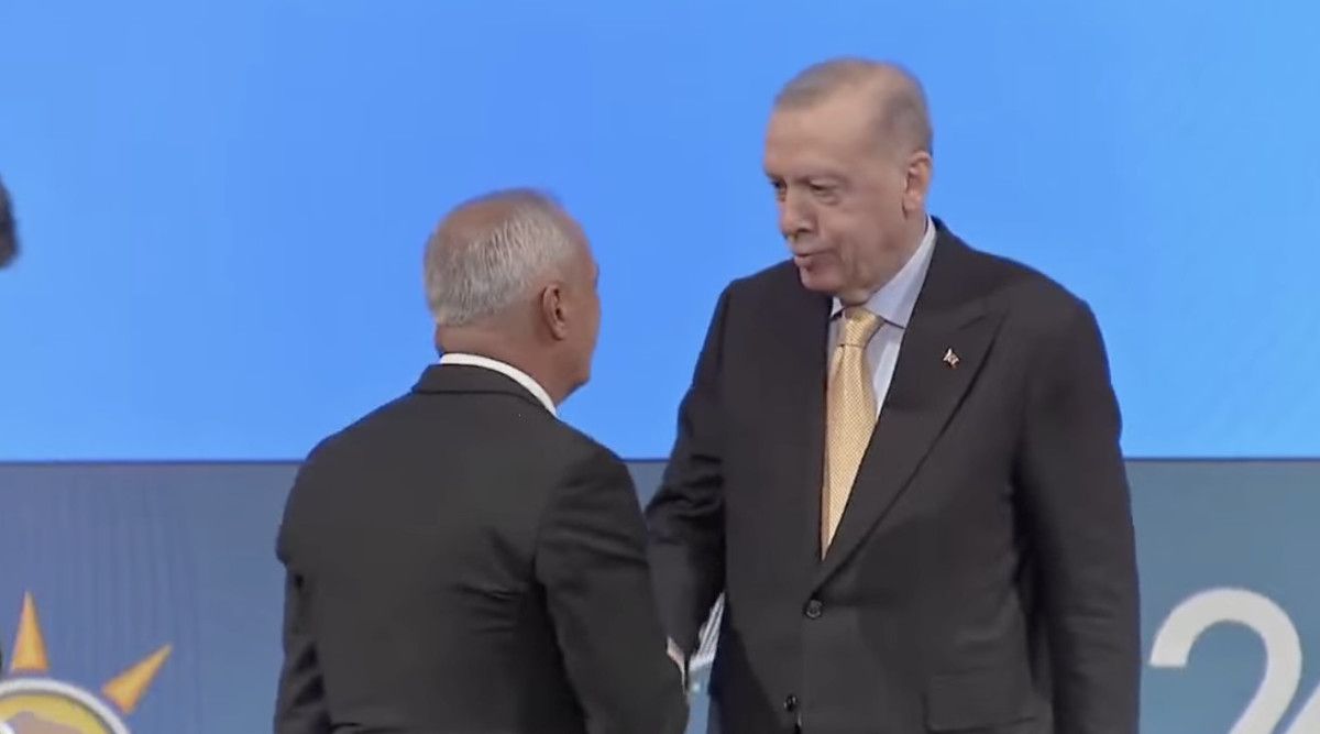 AK Parti 24. Yıl Kutlamasında 9 Belediye Başkanına Rozet Takıldı