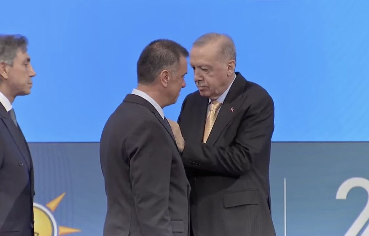 AK Parti 24. Yıl Kutlamasında 9 Belediye Başkanına Rozet Takıldı