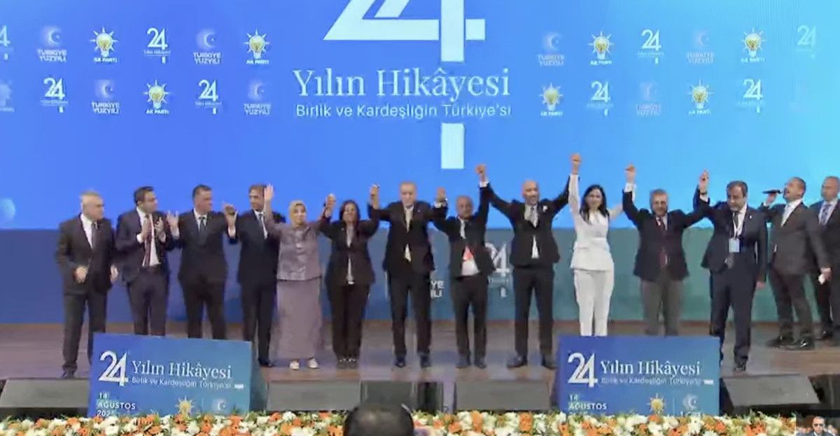 AK Parti 24. Yıl Kutlamasında 9 Belediye Başkanına Rozet Takıldı