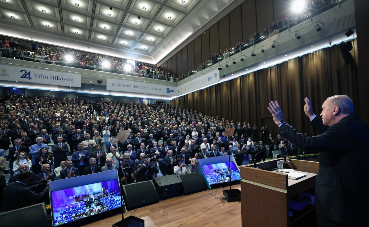 AK Parti'ye Katılan Yeni İsimler ve Cumhurbaşkanı Erdoğan'ın Açıklamaları