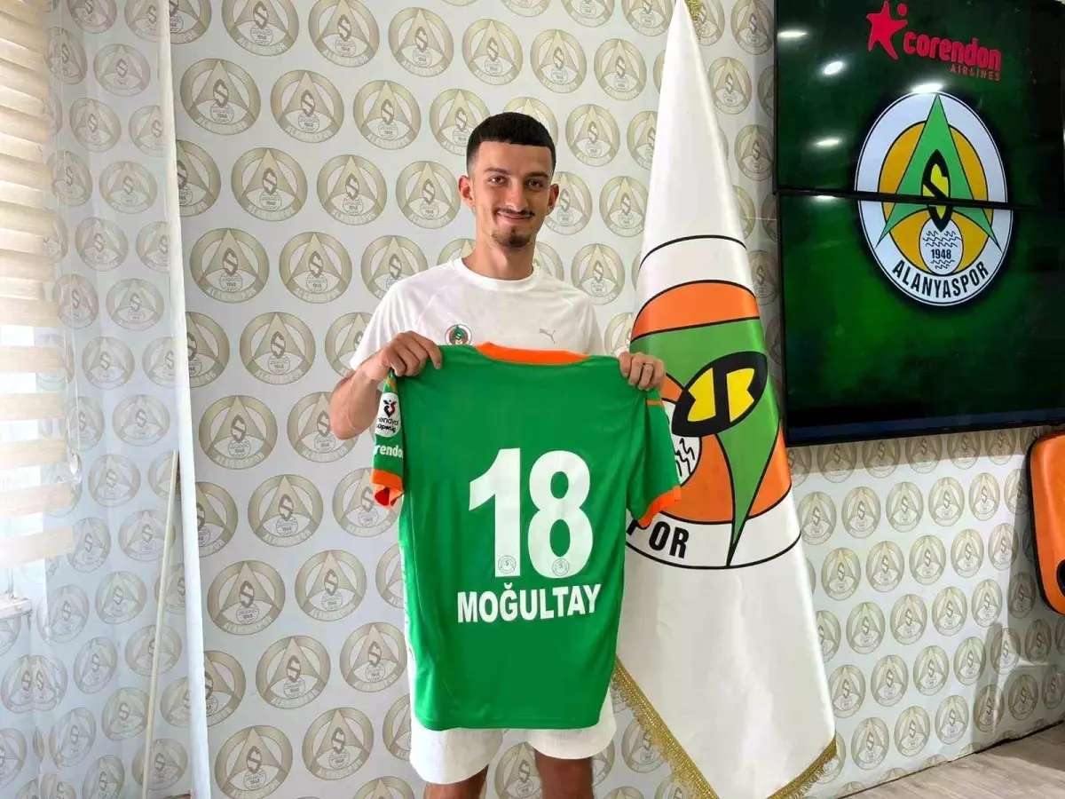 Alanyaspor'da Yeni Transferler İçin İmza Töreni