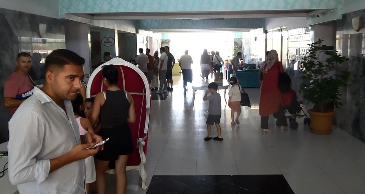 Antalya'da Tatil Kabusu: 'Her Şey Dahil' Otelde Elektrik Kesintisi ve Personel Sorunları