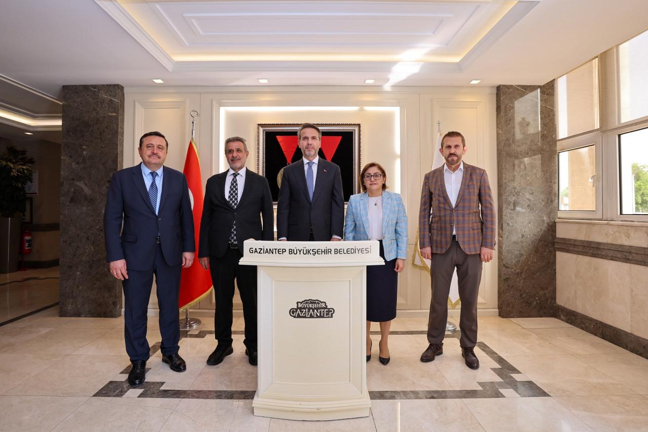 Bakan Bayraktar, Gaziantep'teki Elektrik Kesintileri İçin Çözüm Aradı