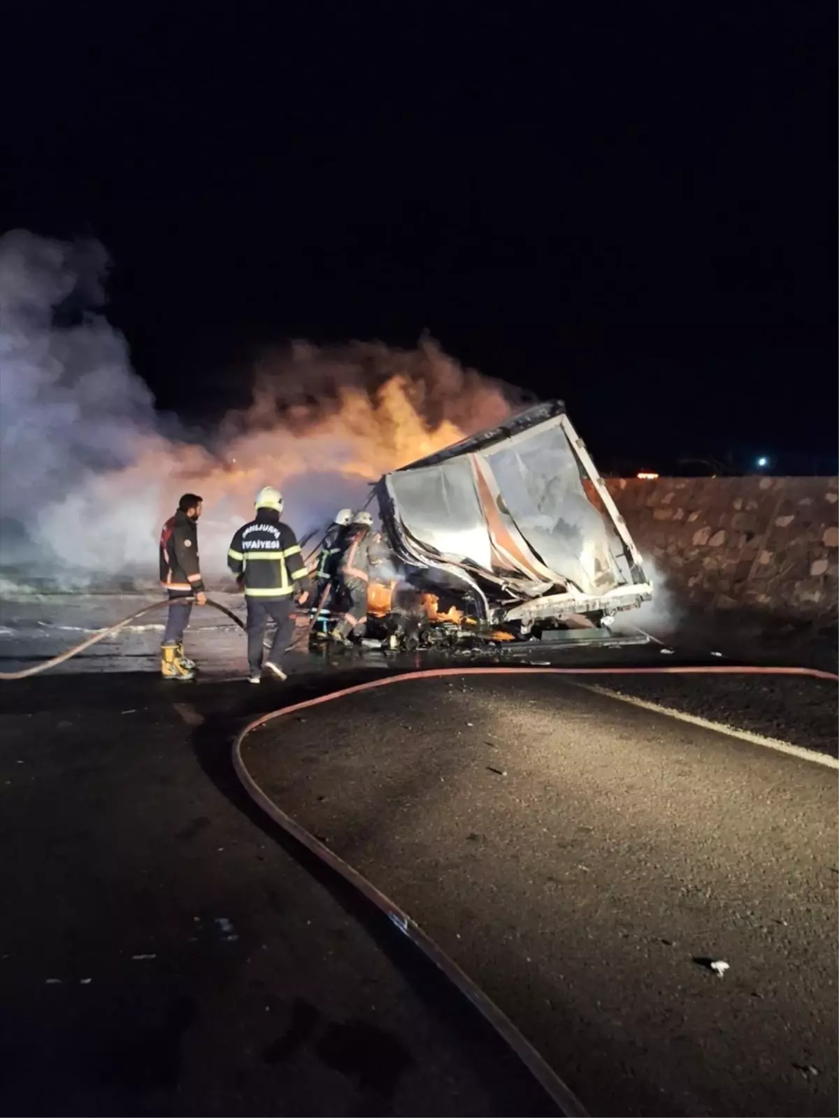 Birecik'te Motor Yağı Yüklü Tırda Çıkan Yangın Kontrol Altına Alındı