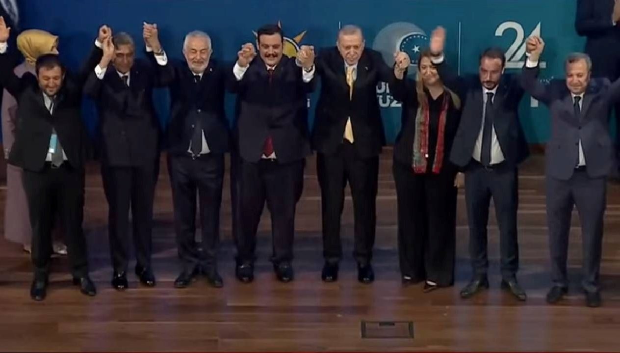 Cumhurbaşkanı Erdoğan, AK Parti'ye Yeni Katılımlar İçin Rozet Taktı