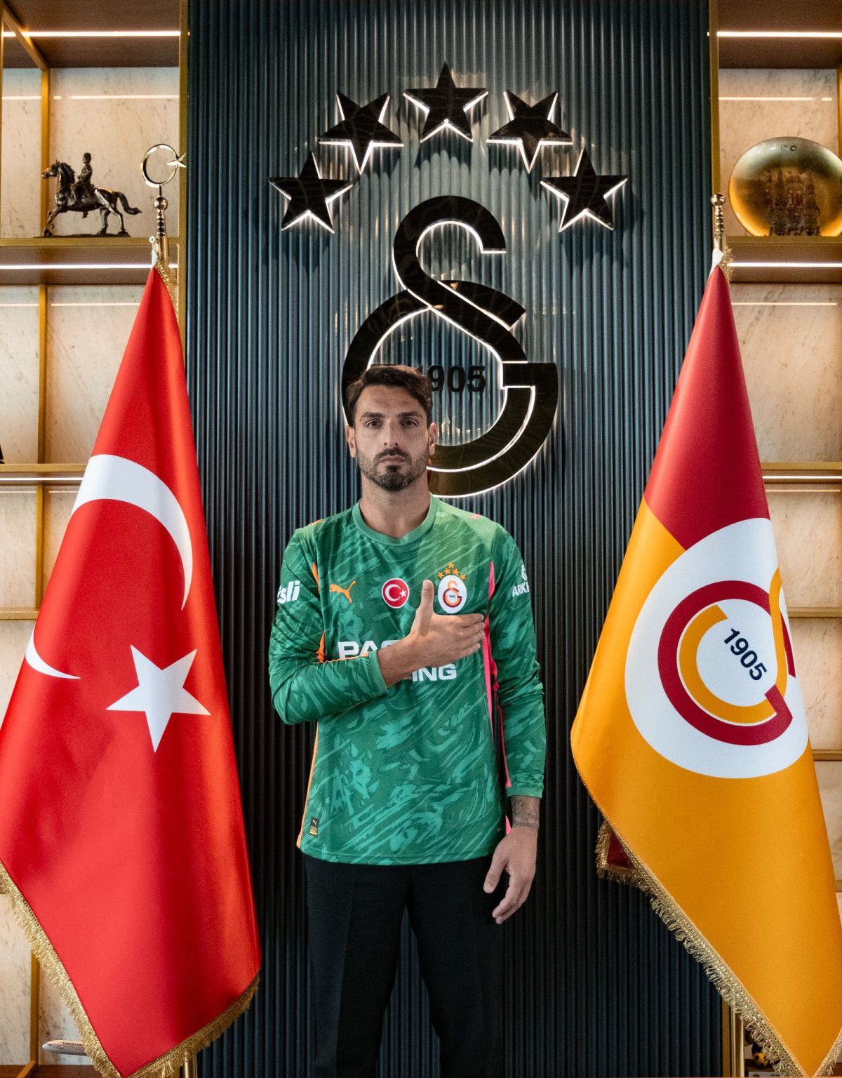 Galatasaray, Kaleci Günay Güvenç'in Sözleşmesini Uzattı