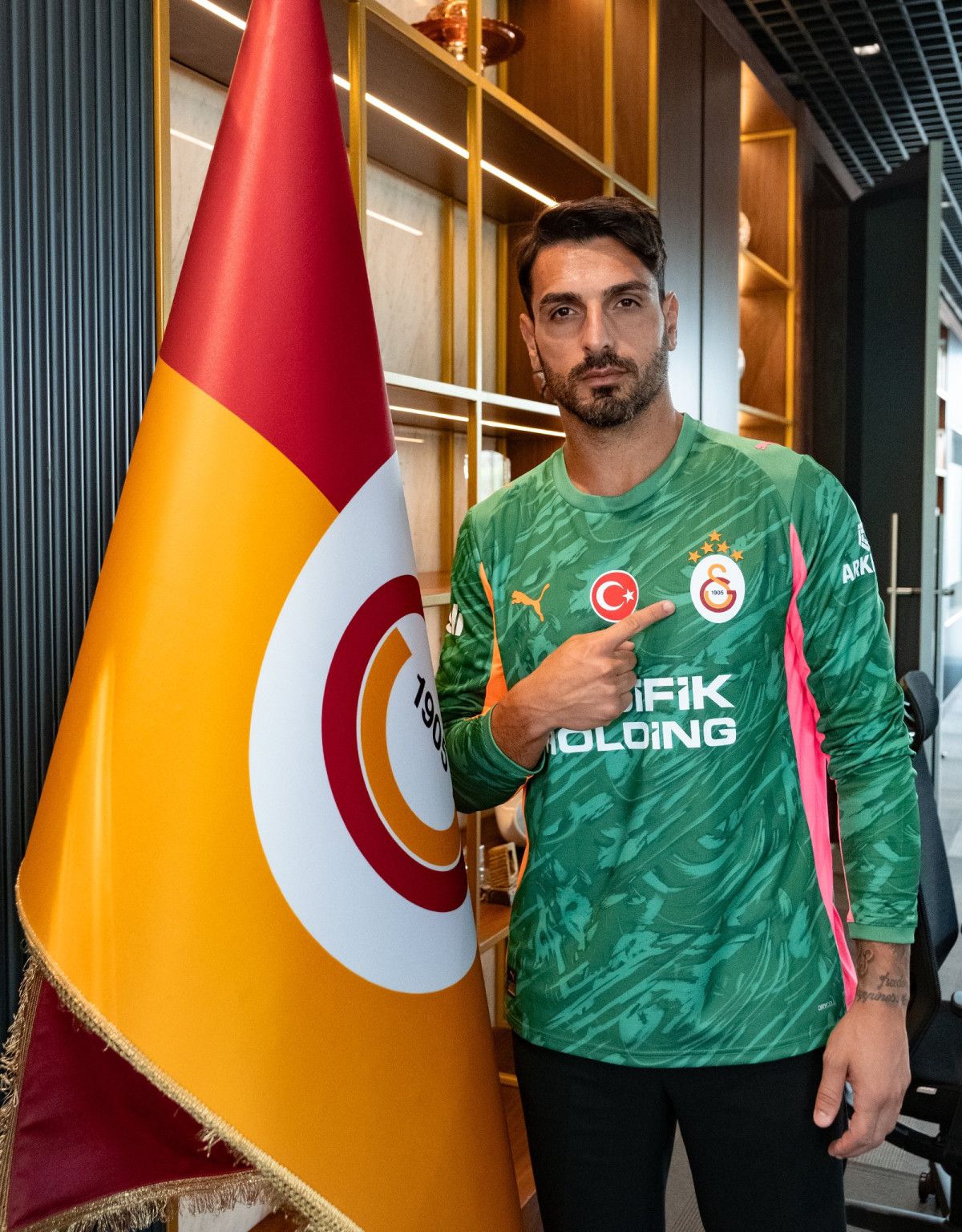 Galatasaray, Kaleci Günay Güvenç'in Sözleşmesini Uzattı