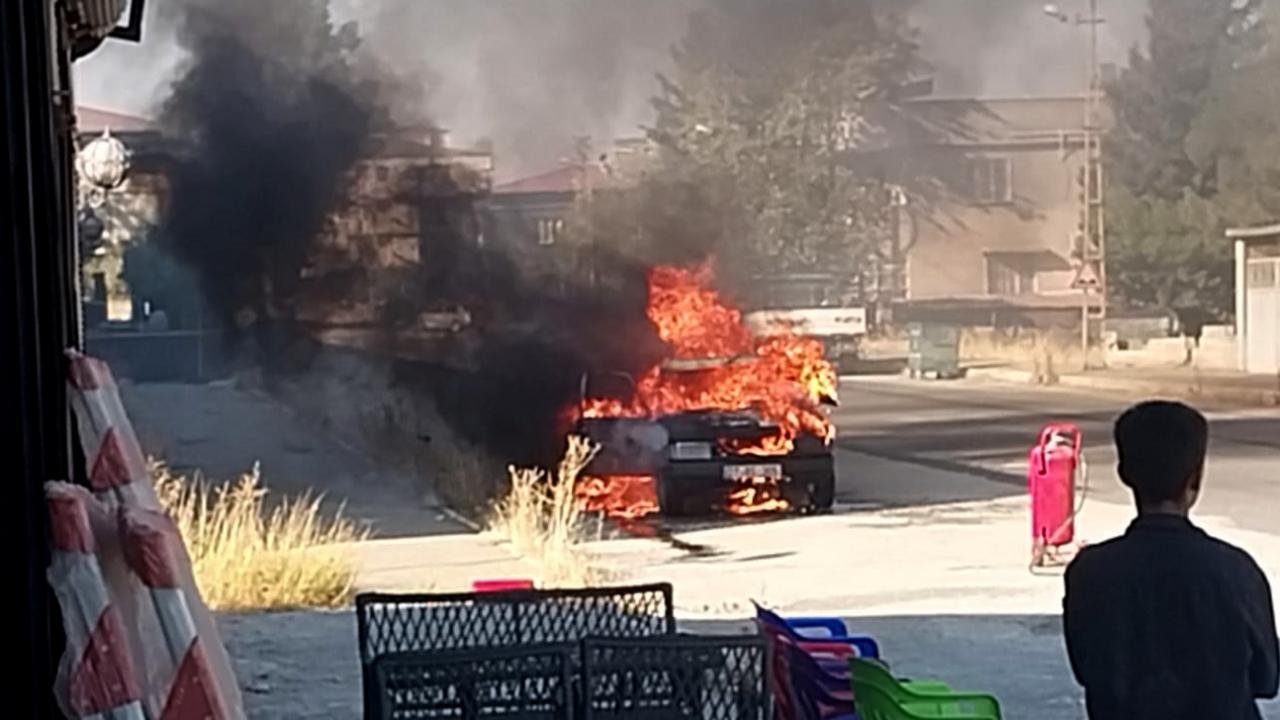 Gaziantep İslahiye’de Seyir Halindeyken Motoru Alev Alan Otomobil Yangını