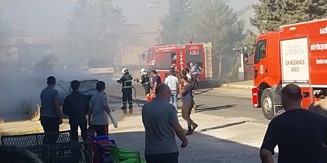 Gaziantep İslahiye’de Seyir Halindeyken Motoru Alev Alan Otomobil Yangını