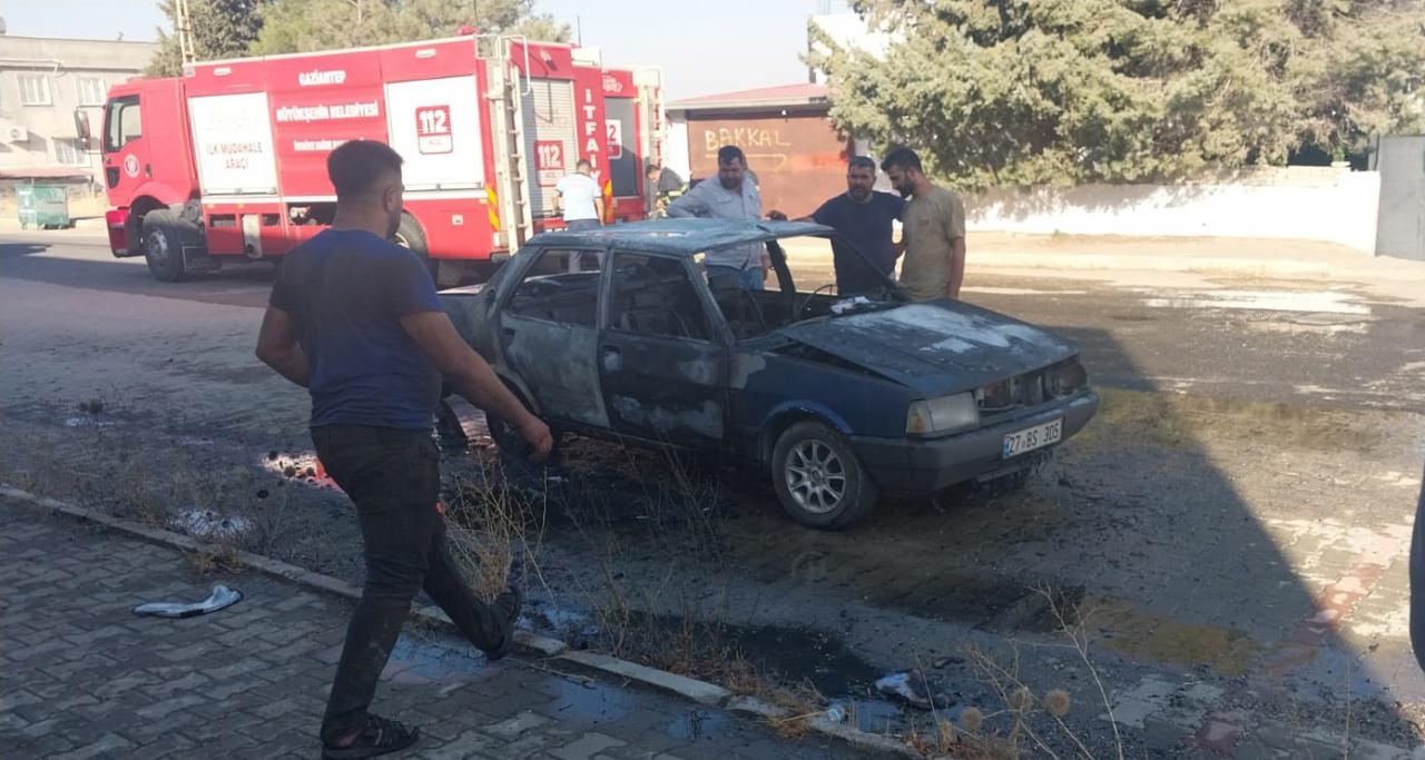 Gaziantep İslahiye’de Seyir Halindeyken Motoru Alev Alan Otomobil Yangını
