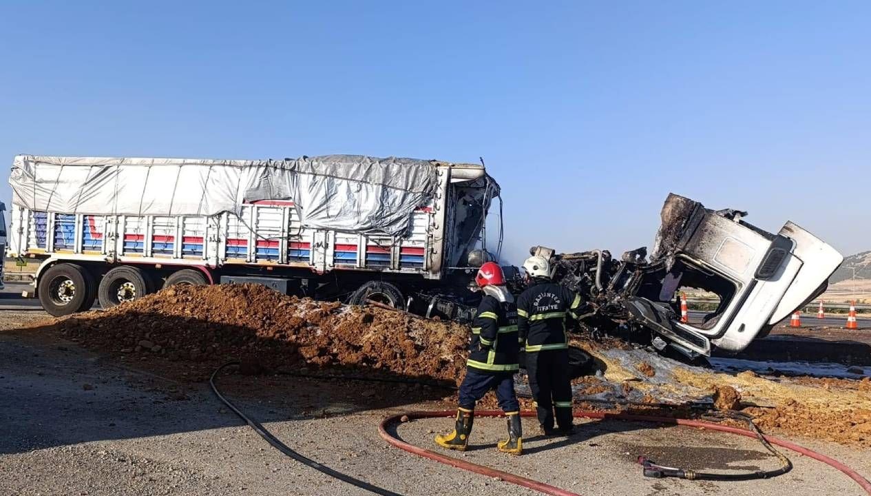 Gaziantep TAG Otoyolunda Seyir Halindeki Arpa Yüklü TIR'da Çıkan Yangın