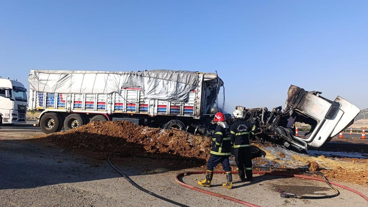 Gaziantep'te Arpa Yüklü Tırın Çekici Kısmında Yangın: Sürücü Hastaneye Kaldırıldı