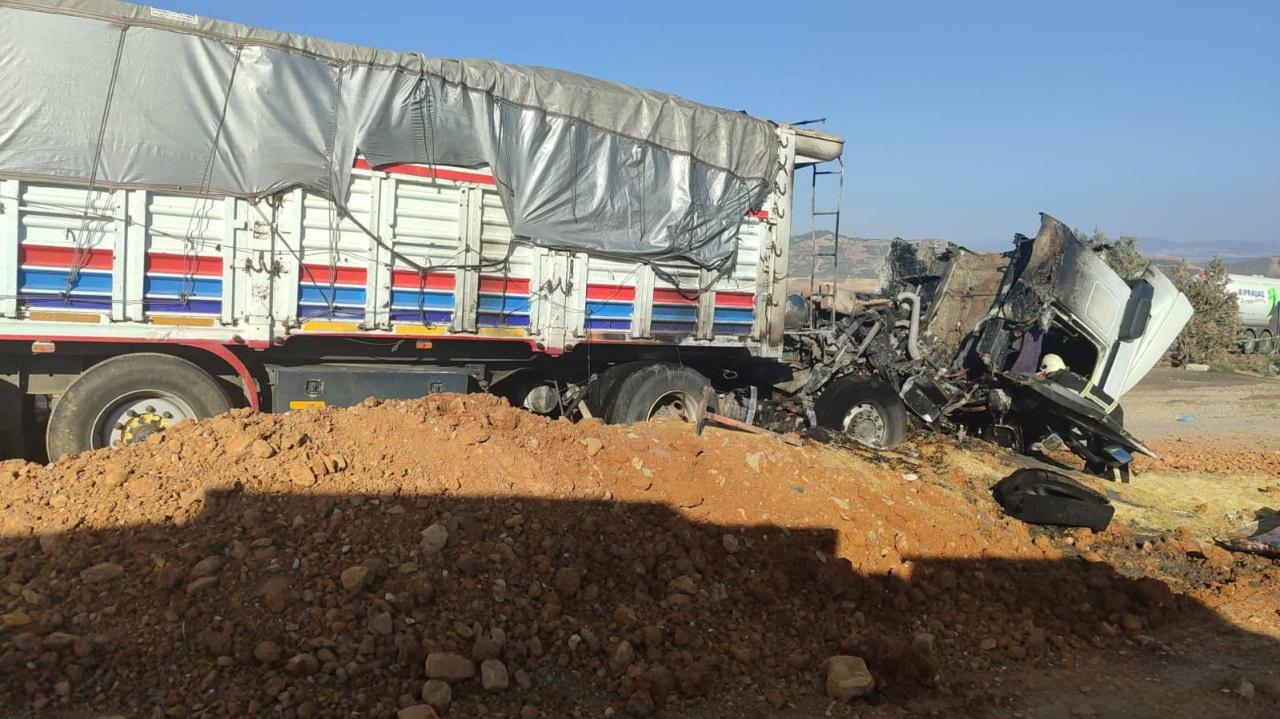 Gaziantep'te Arpa Yüklü Tırın Çekici Kısmında Yangın: Sürücü Hastaneye Kaldırıldı