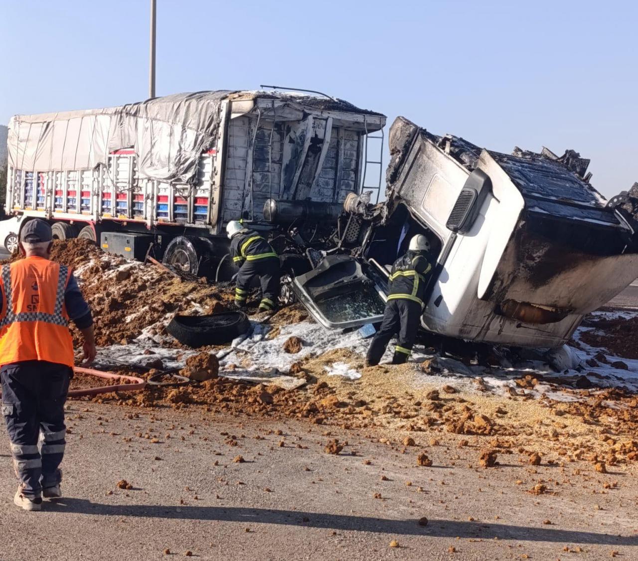Gaziantep'te Arpa Yüklü Tırın Çekici Kısmında Yangın: Sürücü Hastaneye Kaldırıldı