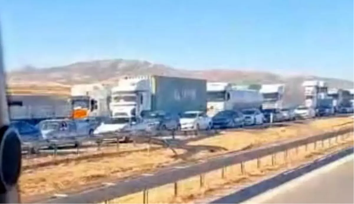 Gaziantep'te Devrilen TIR Kazasında Şoför Yaralandı