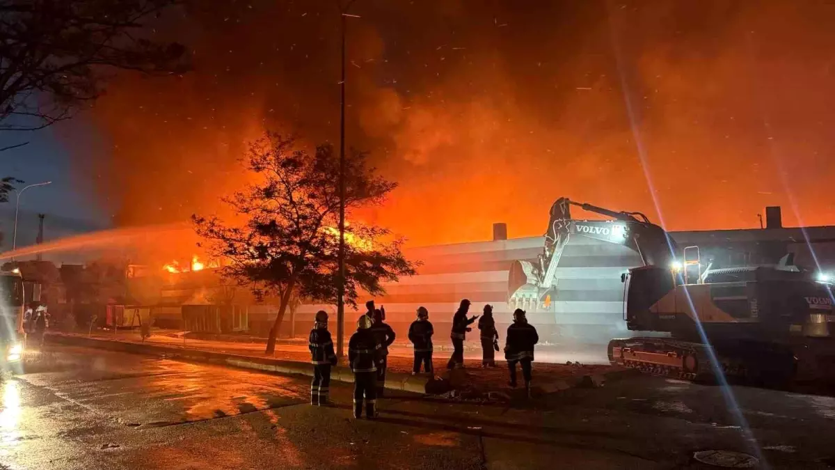 Gaziantep'te Geri Dönüşüm Fabrikasında Yangın: 7 Saatte Kontrol Altına Alındı