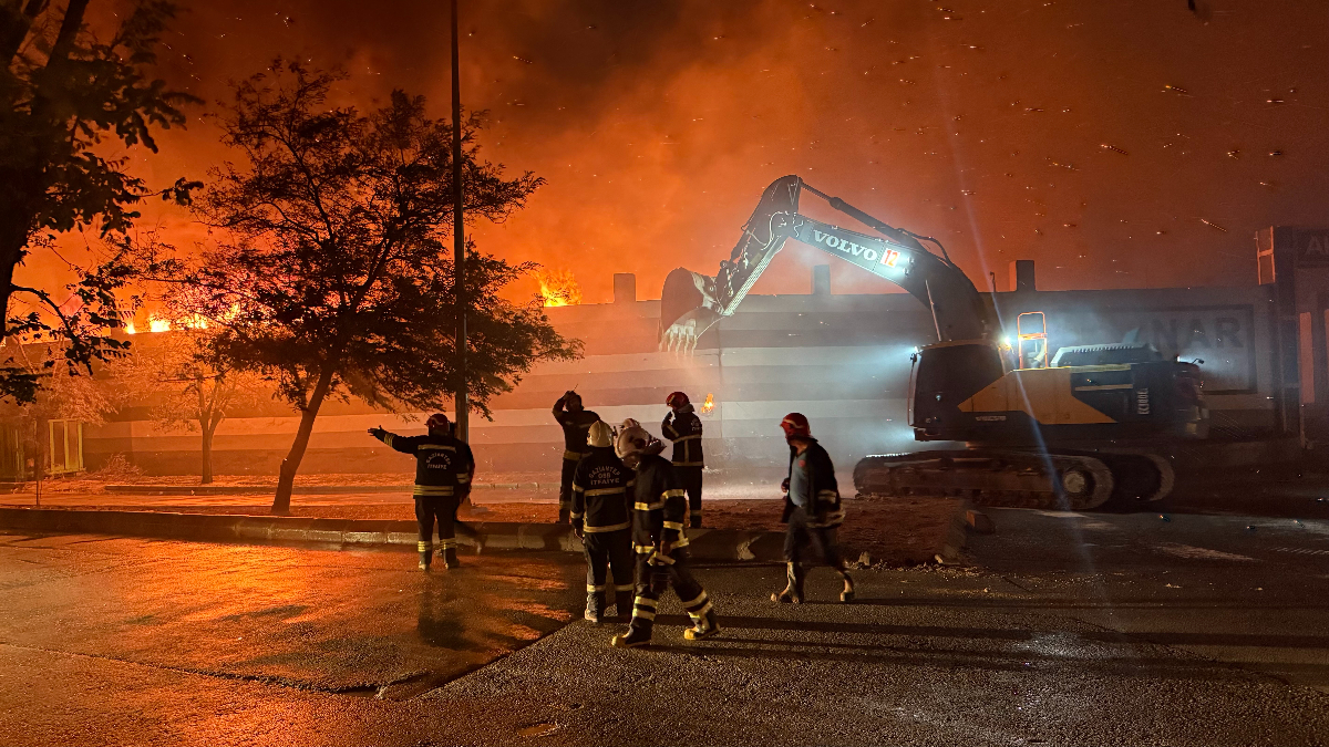 Gaziantep'te Geri Dönüşüm Fabrikasında Yangın Çıktı