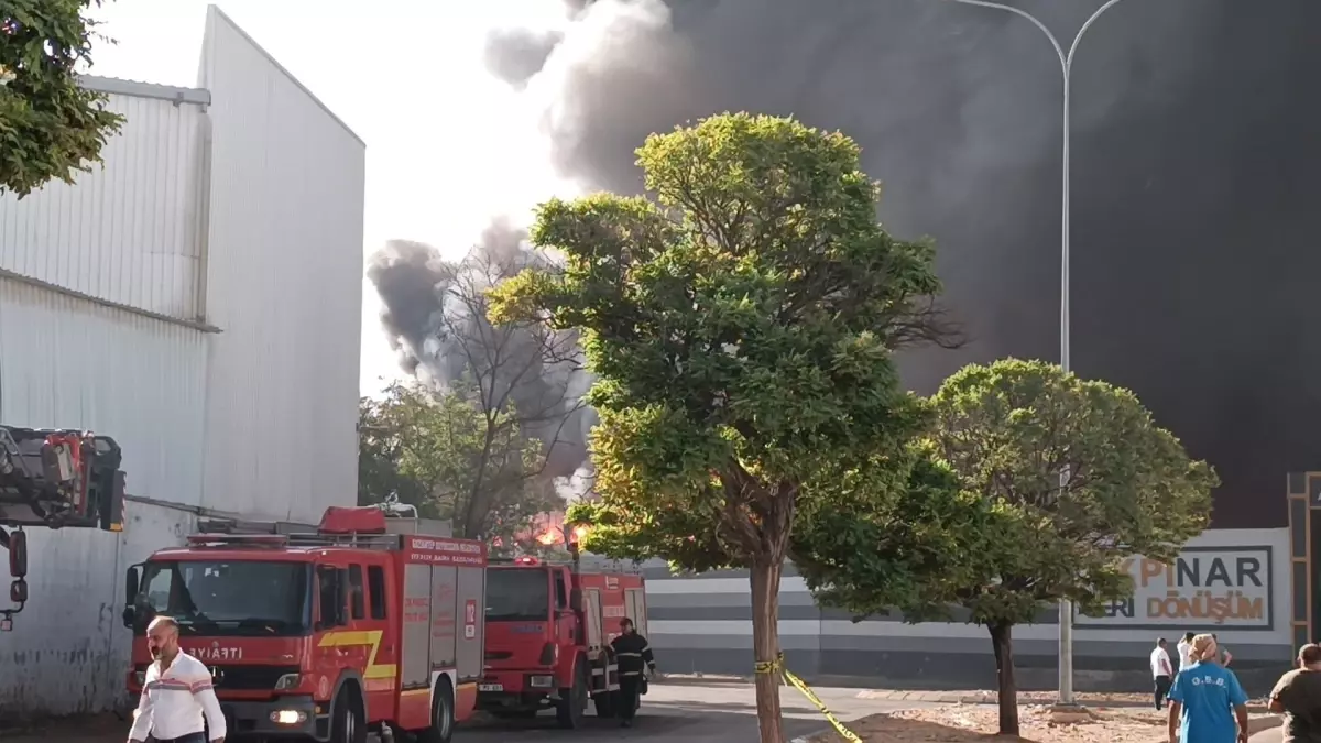 Gaziantep'te Geri Dönüşüm Fabrikasında Yangın Çıktı