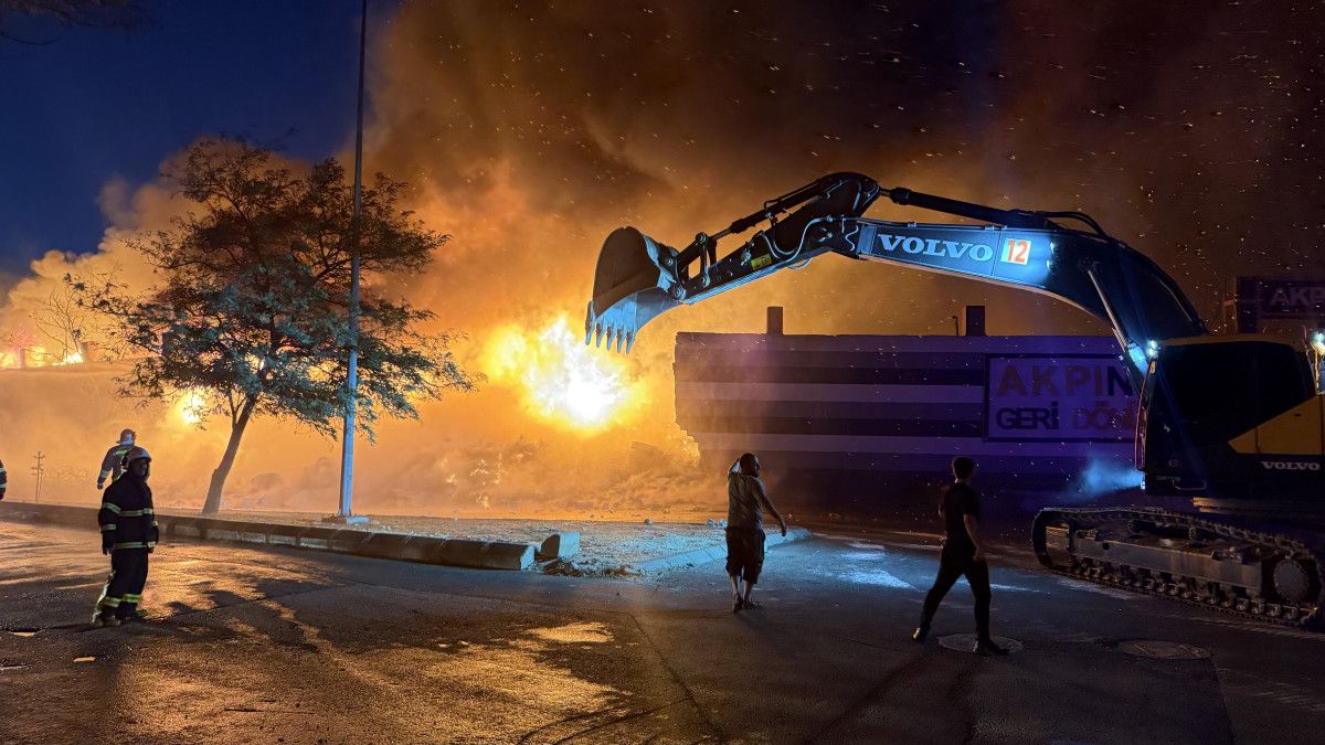 Gaziantep'te Geri Dönüşüm Fabrikasında Yangın Çıktı