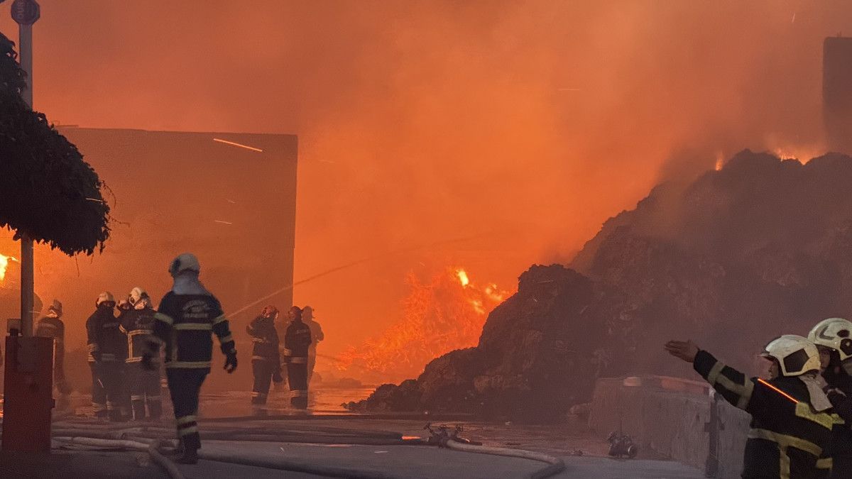 Gaziantep'te Geri Dönüşüm Fabrikasında Yangın Çıktı