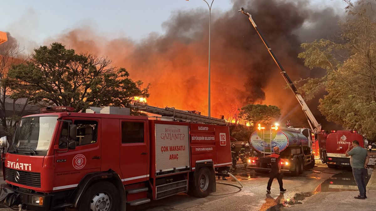 Gaziantep'te Geri Dönüşüm Fabrikasında Yangın Çıktı