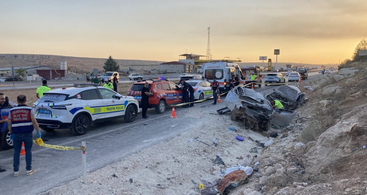 Gaziantep'te İki Otomobil Çarpıştı: 3 Ölü, 3 Yaralı