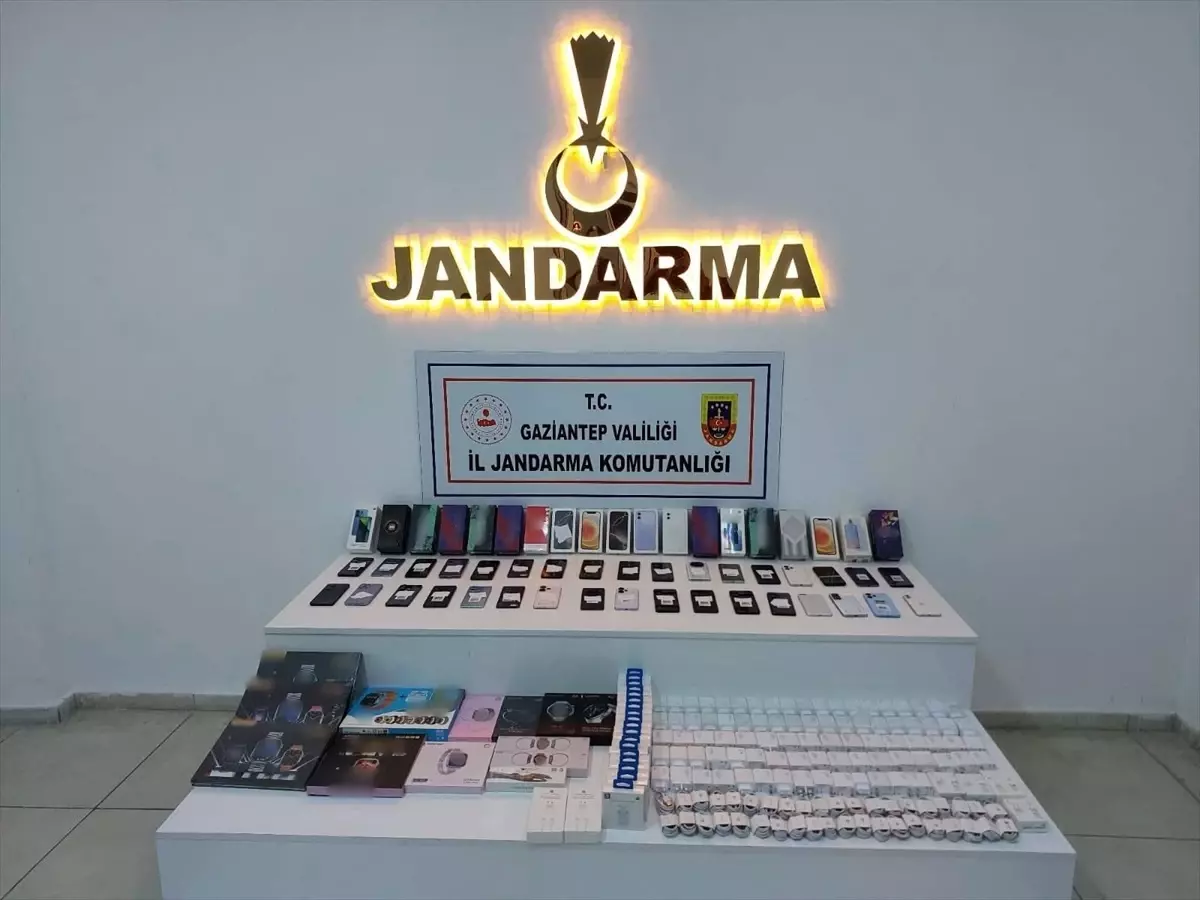 Gaziantep'te Kaçakçılık Operasyonu: 53 Cep Telefonu Ele Geçirildi