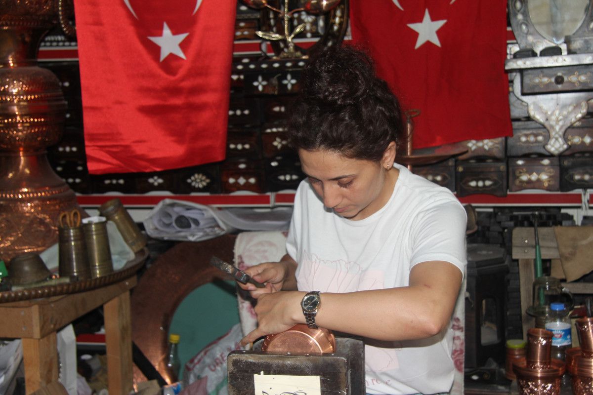 Gaziantep’te Kadın Ustalar Bakır İşlemeciliğinde Erkek Egemenliğini Kırıyor