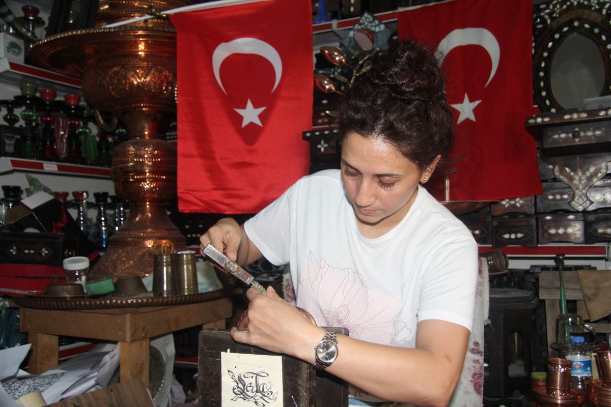 Gaziantep’te Kadın Ustalar Bakır İşlemeciliğinde Erkek Egemenliğini Kırıyor
