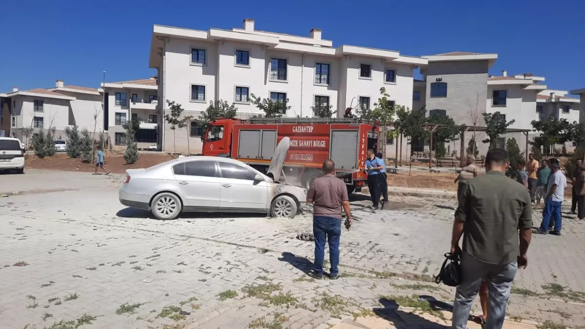 Gaziantep'te Park Halindeki Araçta Yangın