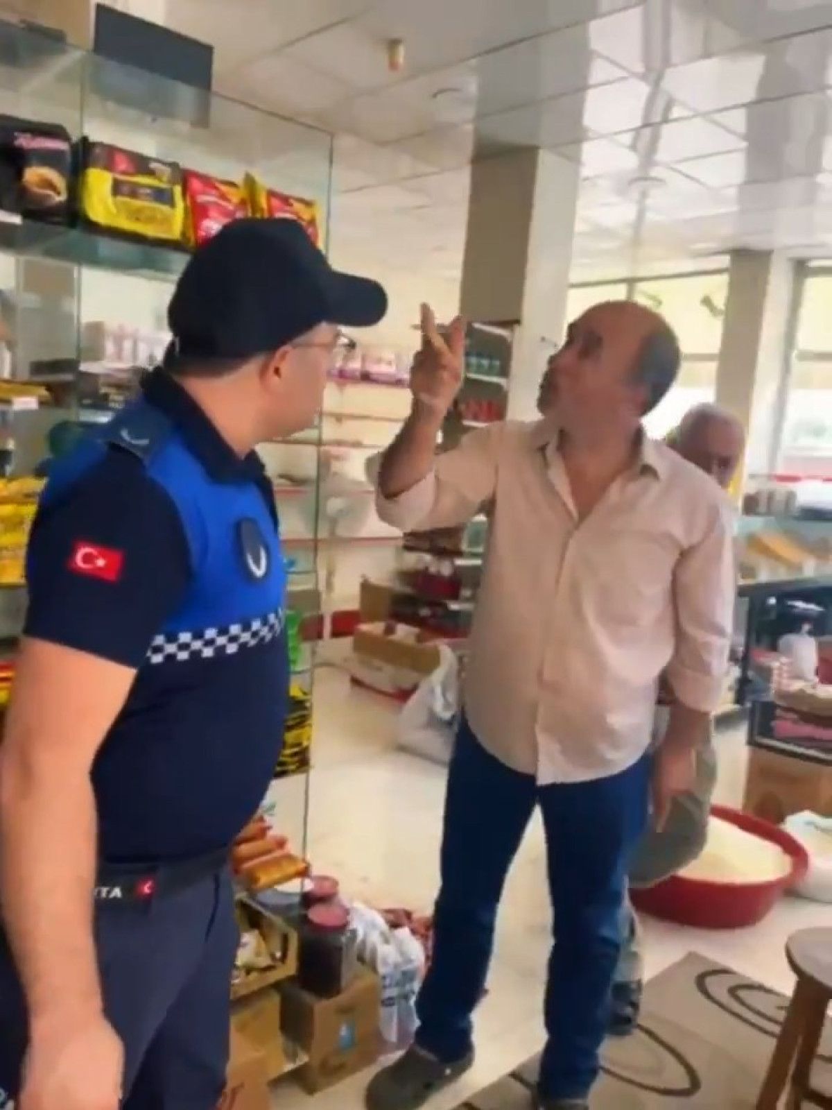 Gaziantep'te Tarihi Geçmiş Ürün Satan Market Sahibi Zabıtalara Saldırdı