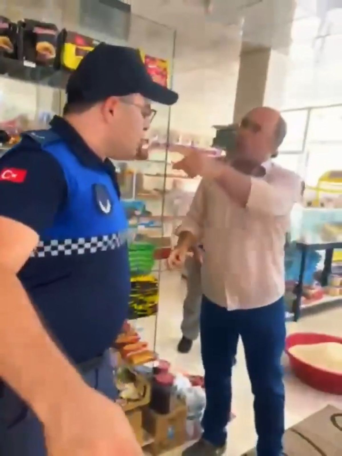 Gaziantep'te Tarihi Geçmiş Ürün Satan Market Sahibi Zabıtalara Saldırdı