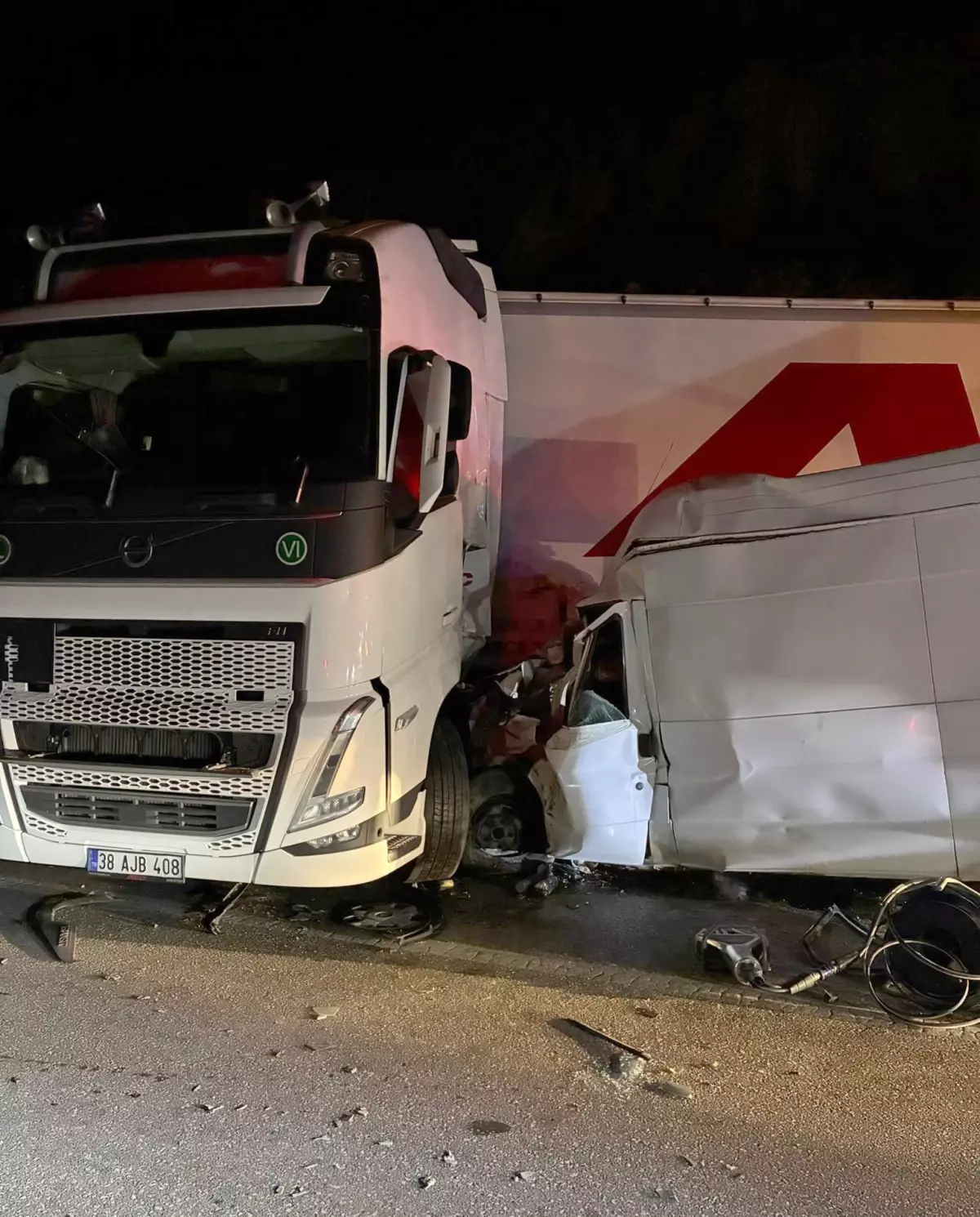 Gaziantep'te TIR-Minibüs Kazası: 1 Kişi Hayatını Kaybetti