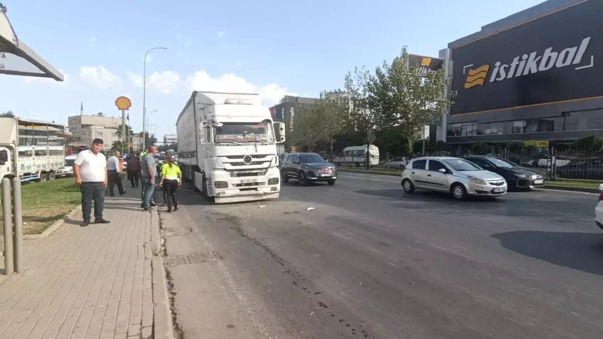 Gaziantep'te TIR'ın Özel Halk Otobüsüne Çarpması Sonucu 3 Kişi Yaralandı