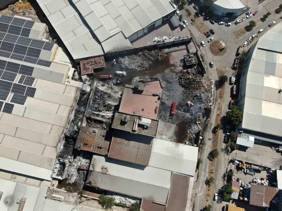 Gaziantep'teki Geri Dönüşüm Fabrikasında Yangın: Maddi Hasar Büyüdü