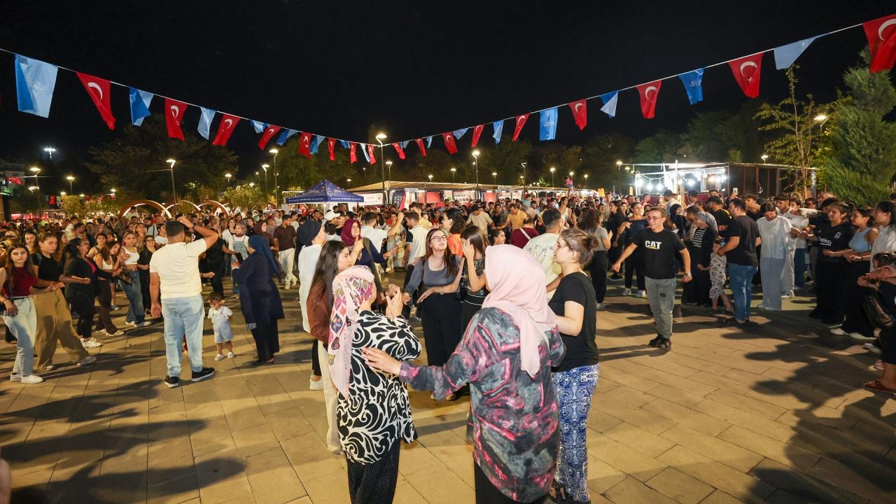 Gaziantep'teki Hemşehri Dernekleri Festivali Büyük İlgi Gördü