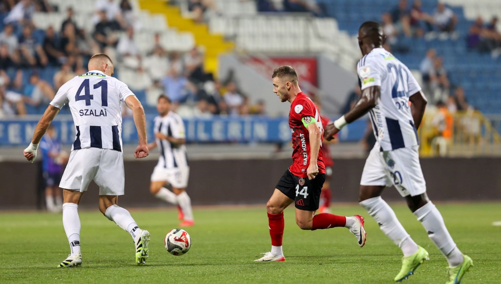 Kasımpaşa'nın Gaziantep FK Mağlubiyeti ve Şota'ya İstifa Çağrısı