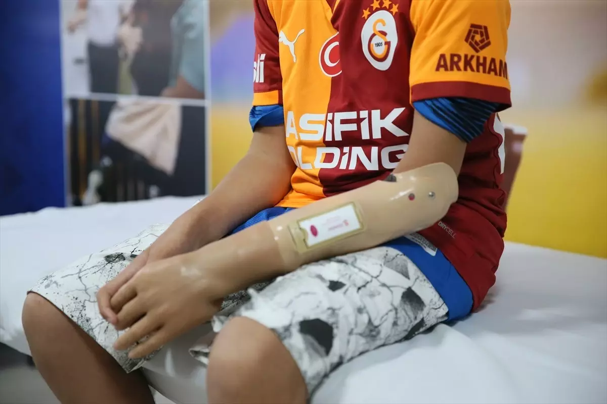 Mehmet Efe'ye Protez Kol ve Oyun Konsolu Keyfi