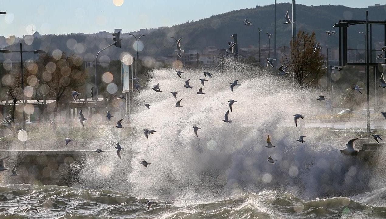 Meteoroloji'den Sağanak Yağış ve Fırtına Uyarısı! İstanbullular Dikkat