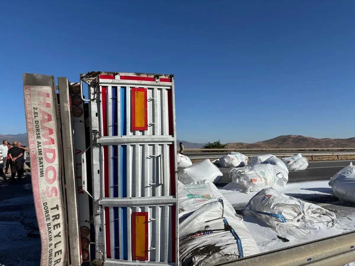 Nurdağı'nda Tır Devrildi, Sürücü Yaralandı