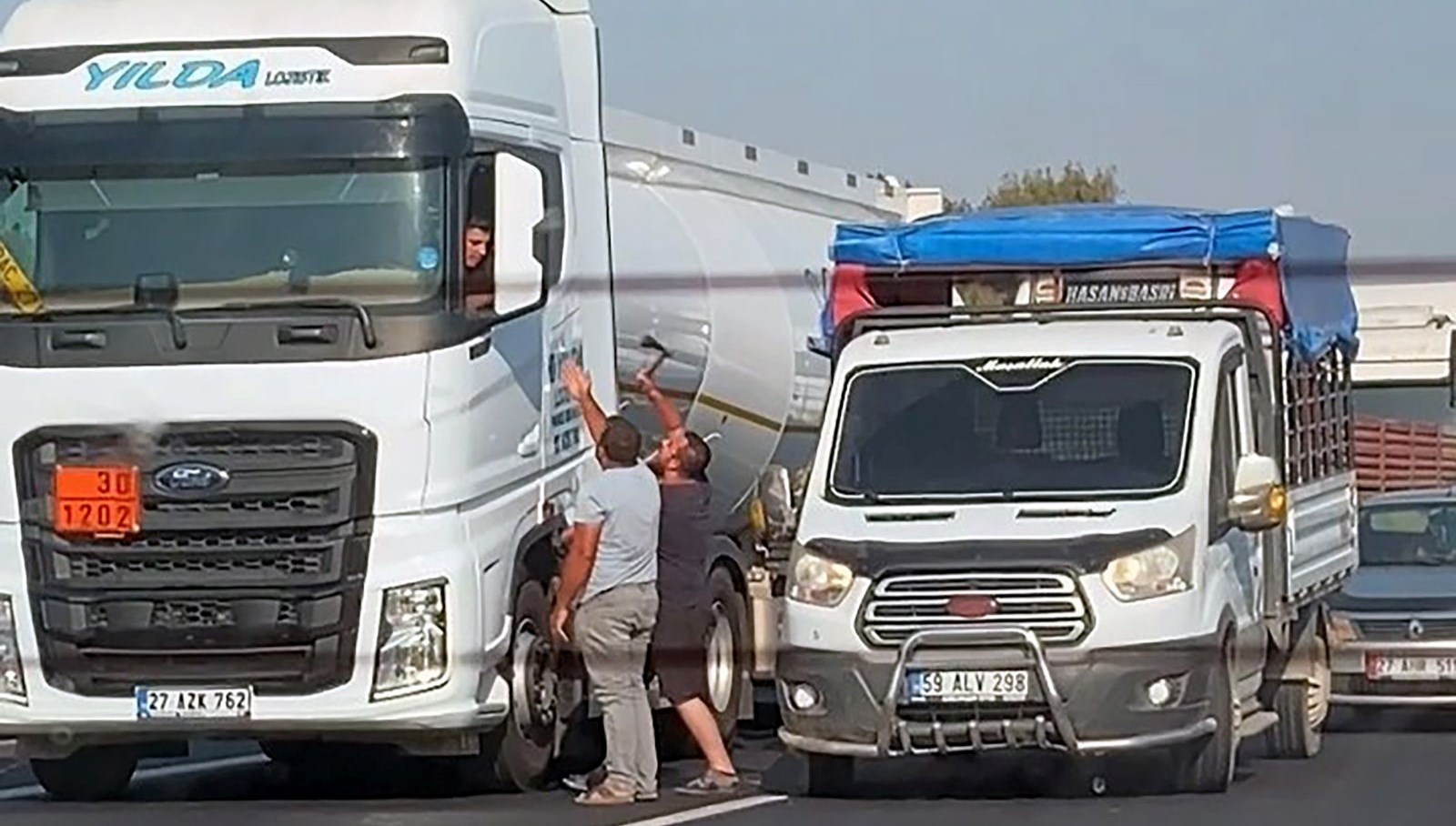 Otoyolda Baltalı Tehdit: TIR Sürücüsü Gerilim Yaşadı